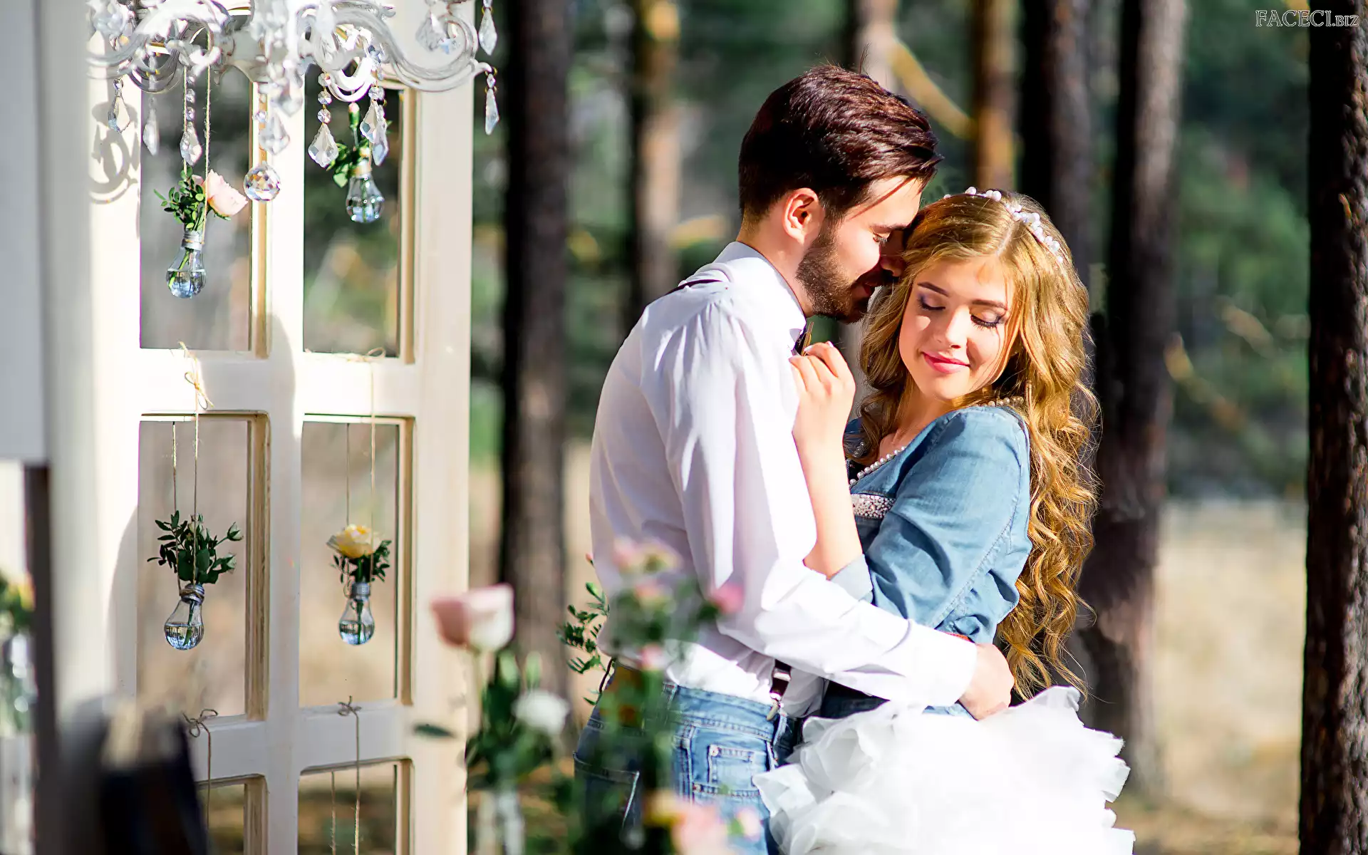 Przytuleni, Kobieta, Drzewa, Drzwi, Mężczyzna, Zakochani