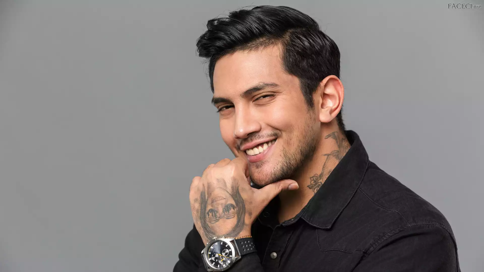 Tatuaże, Uśmiech, Mężczyzna, Koszula, Zegarek, Brunet, Czarna